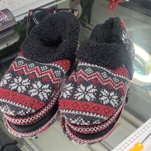 Womens 11 Magdalena slippers in a black and red fairisle pattern. Comfy Cozy.